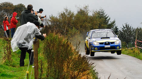 Christian Jensen og Søren Tøndborg flyver hen over et blindt hop i deres Subaru Impreza N12b til ære for de mange tilskuere i weekendens DM-rally.